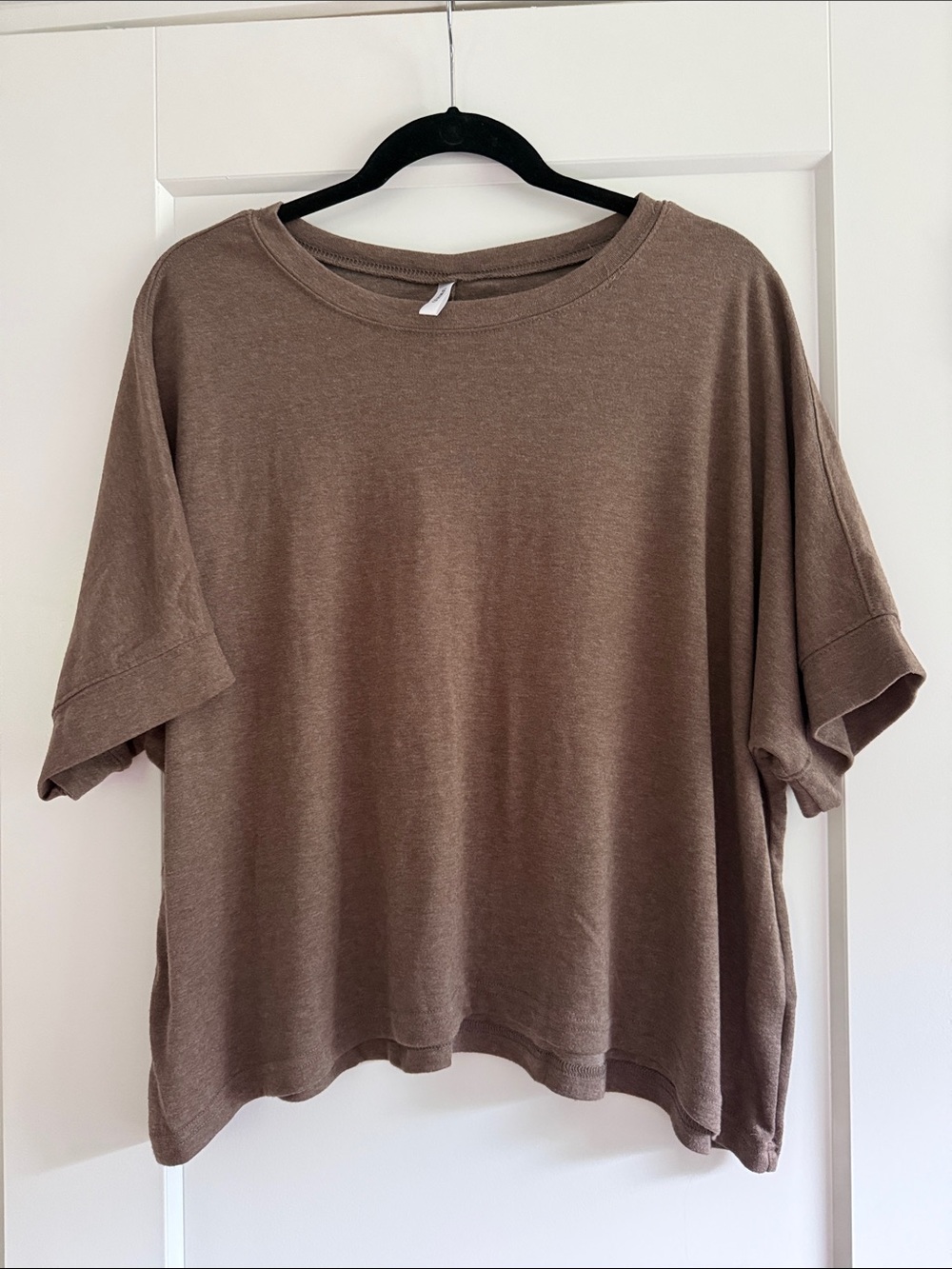 Relaxed Scoop Neck Short Sleeve Tee in Taupe Brown